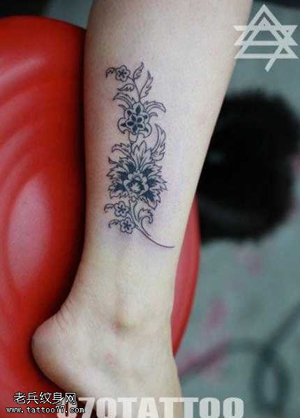 腿部唯美潮流的花卉藤蔓纹身图案