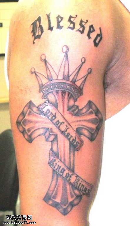 胳膊十字架纹身图案