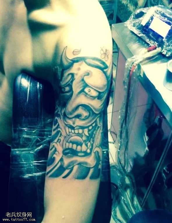 大臂上帅气的般若纹身图案