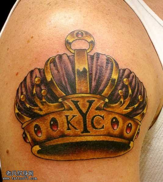 胳膊黄金皇冠纹身图案
