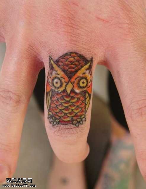 手指猫头鹰纹身图案