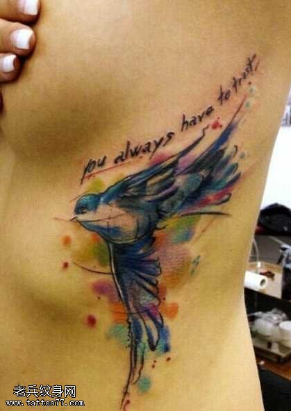 腰部水墨鸟纹身图案