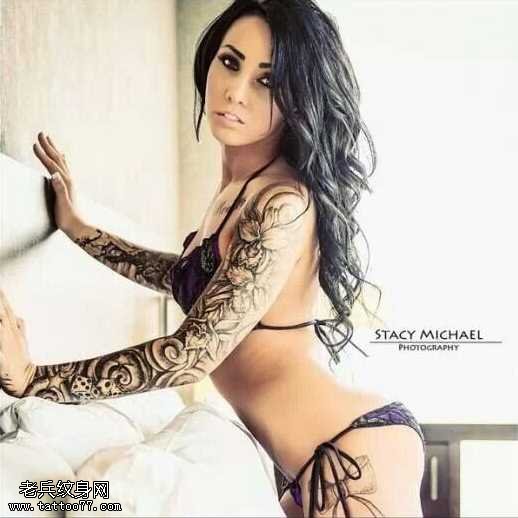 胳膊黑灰玫瑰纹身图案