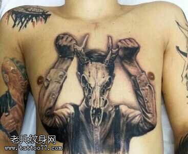 胸部牛面具纹身图案