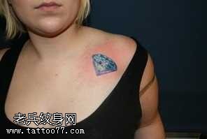 胸部闪钻石纹身图案