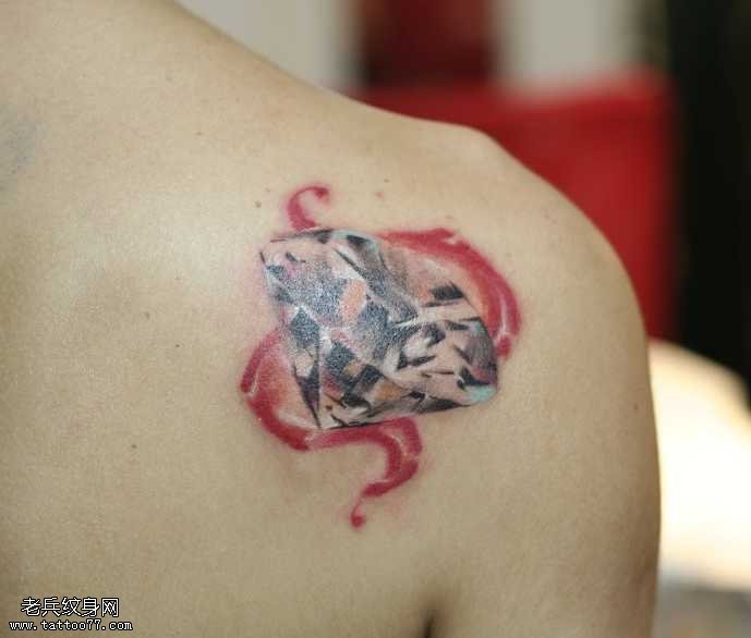 肩部闪闪钻石纹身图案