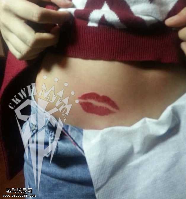 腹部亲吻纹身图案