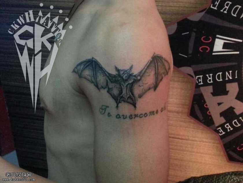 胳膊蝙蝠英文纹身图案