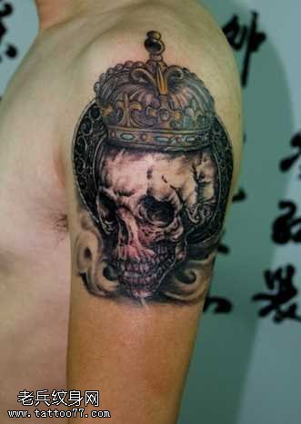 胳膊骷髅皇冠纹身图案