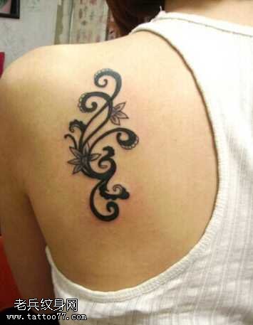 肩部花藤纹身图案