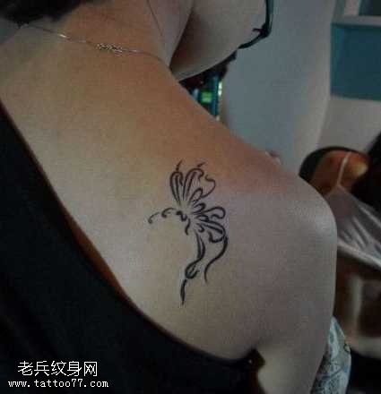 肩部很个性蝴蝶图腾纹身图案