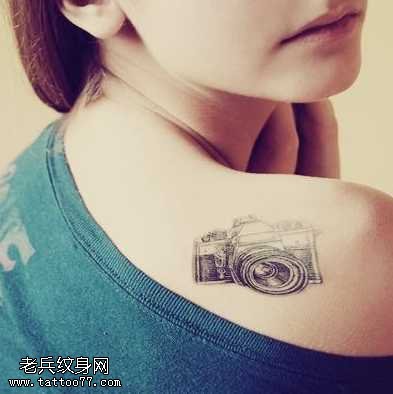肩部个性相机纹身图案