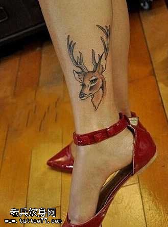 腿部鹿纹身图案