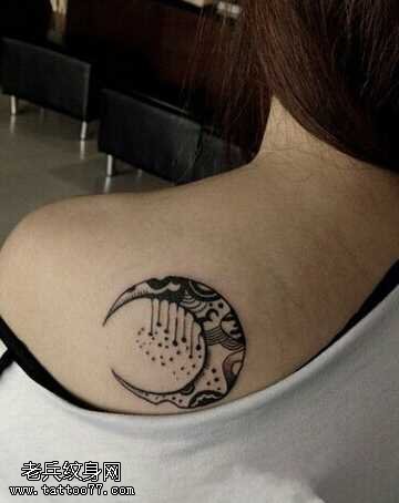 肩部月亮图腾纹身图案