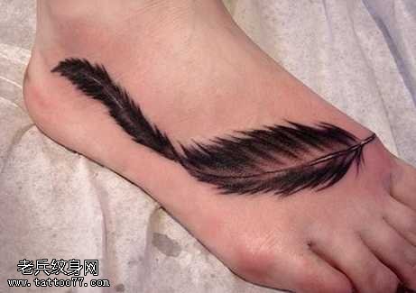 脚部羽毛纹身图案