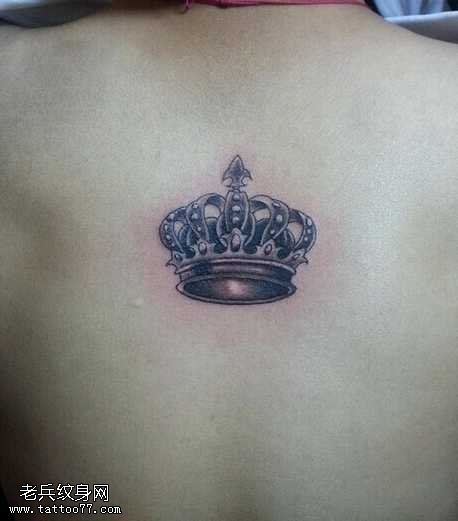 背部超小清新皇冠纹身图案