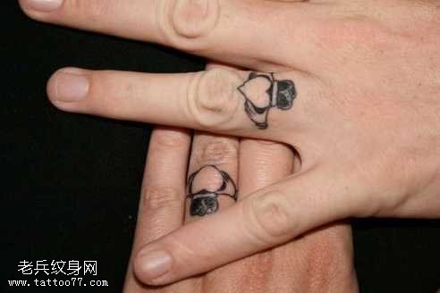 手指爱心翅膀纹身图案