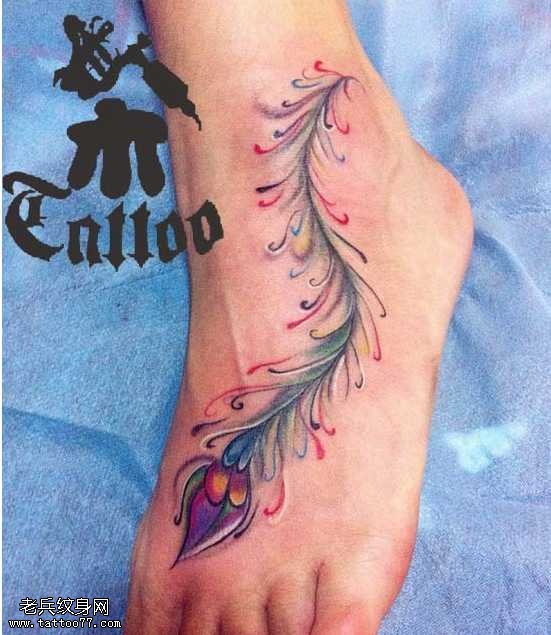 脚部彩羽毛纹身图案