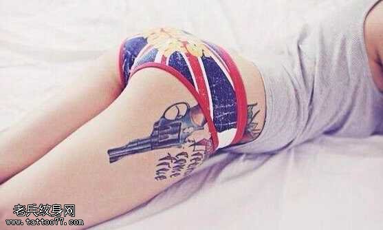 腿部手枪纹身图案