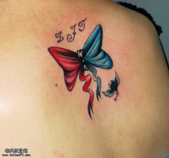 背部漂亮的蝴蝶结纹身图案