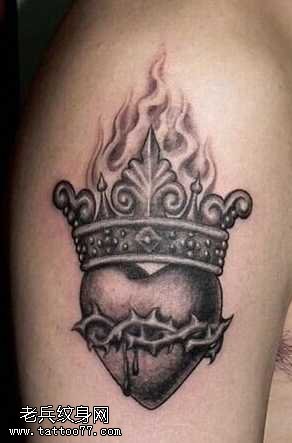 胳膊黑爱心皇冠纹身图案