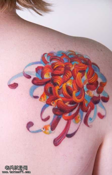背部大菊花纹身图案