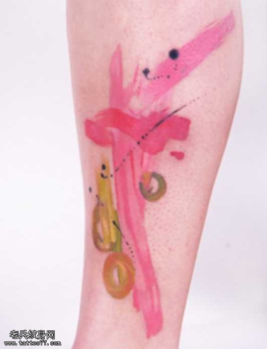 腿部彩粉纹身图案