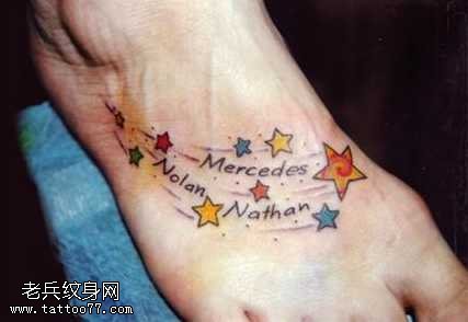 脚部满五星纹身图案