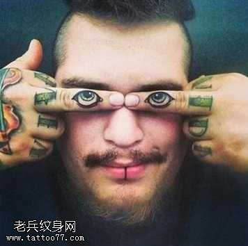 手指眼睛纹身图案