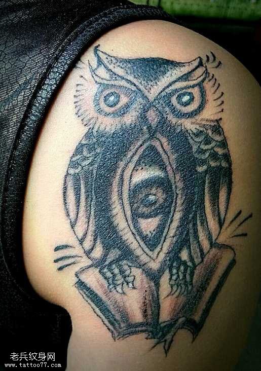 大臂猫头鹰纹身图案