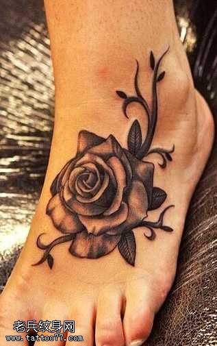 脚部黑灰玫瑰纹身图案