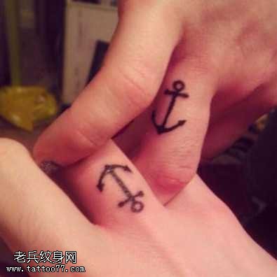 手指船锚纹身图案