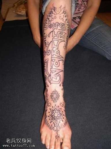 腿部时尚的梵文纹身图案