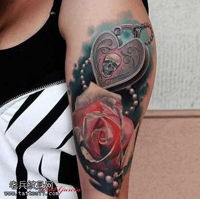 胳膊玫瑰心锁纹身图案