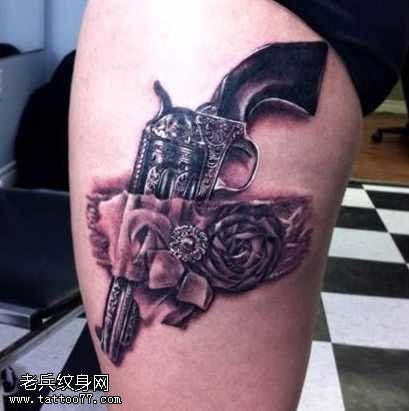 腿部手枪玫瑰纹身图案
