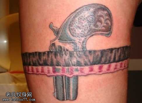 腿部蕾丝手枪纹身图案