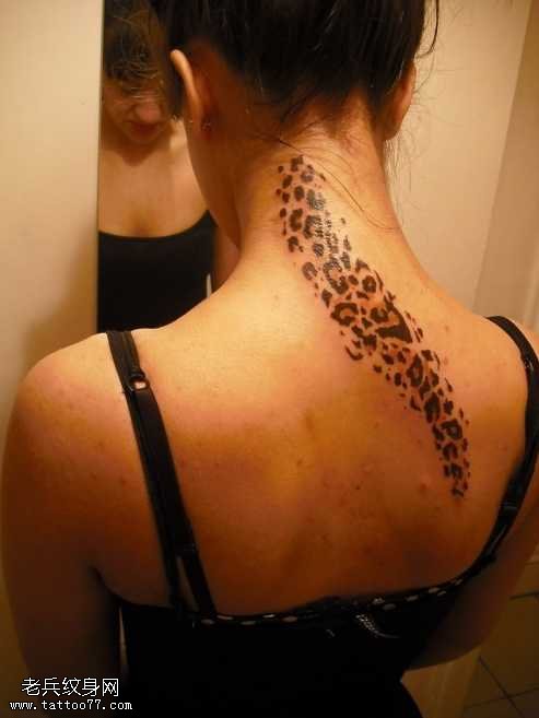 背部豹纹纹身图案