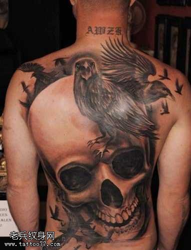 背部骷髅乌鸦纹身图案