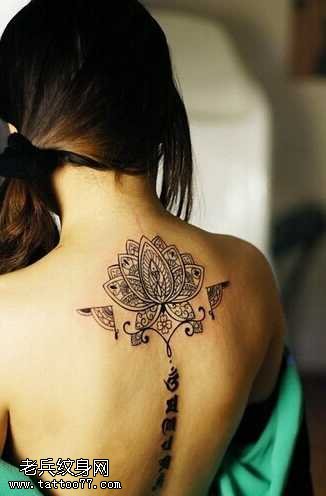 背部个性清新梵文纹身图案