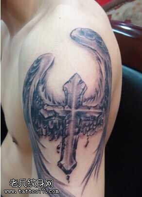 胳膊十字架翅膀纹身图案
