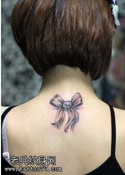 背部黑灰小蝴蝶纹身图案