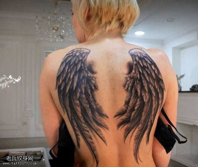 满背翅膀纹身图案