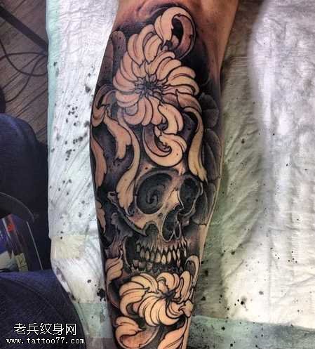 腿部大菊花纹身图案