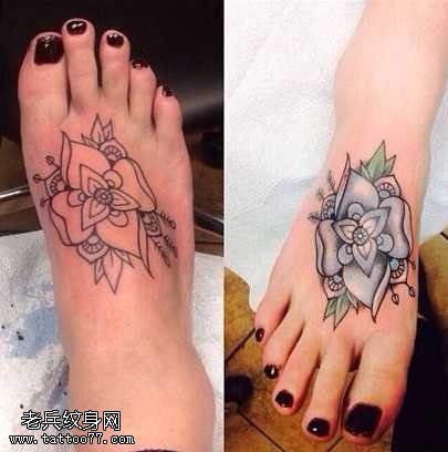 脚部白花纹身图案