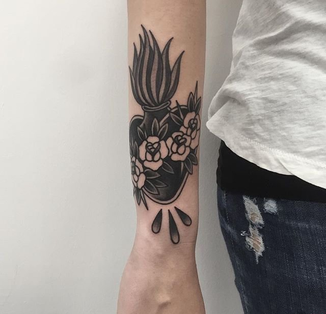 多款神圣的心之火焰的圣心纹身图案