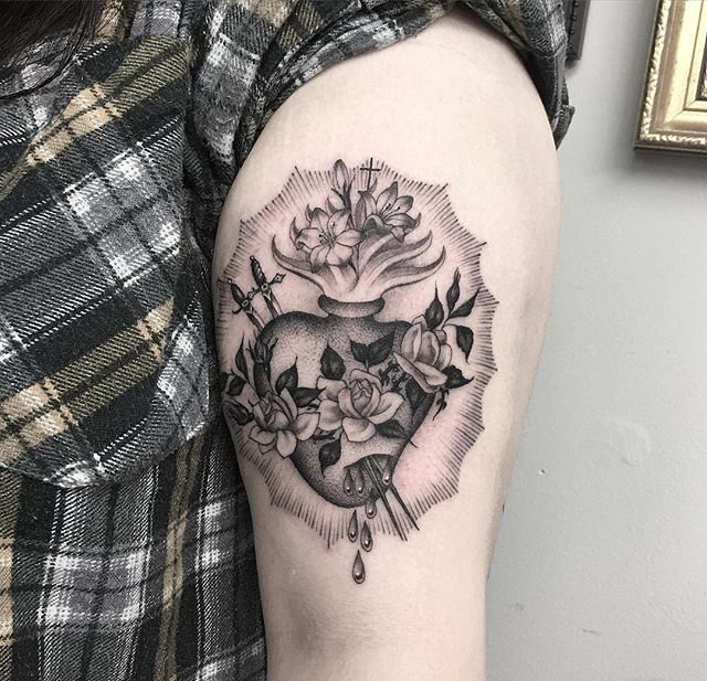 脖子上的花纹身圣心火焰纹身