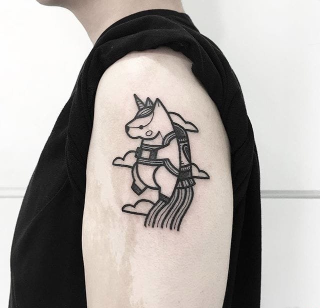 后背上一只可爱的科学猫纹身图案