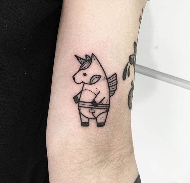 后背上一只可爱的科学猫纹身图案