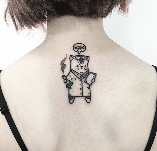 后背上一只可爱的科学猫纹身图案