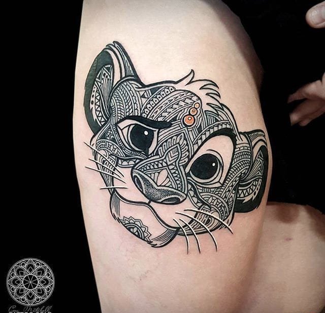 大腿上的狮子王和野猪的纹身图案